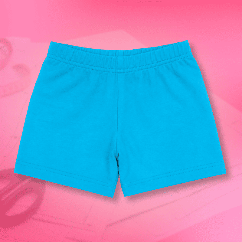 Shorts infantil azul turquesa em fundo neutro
